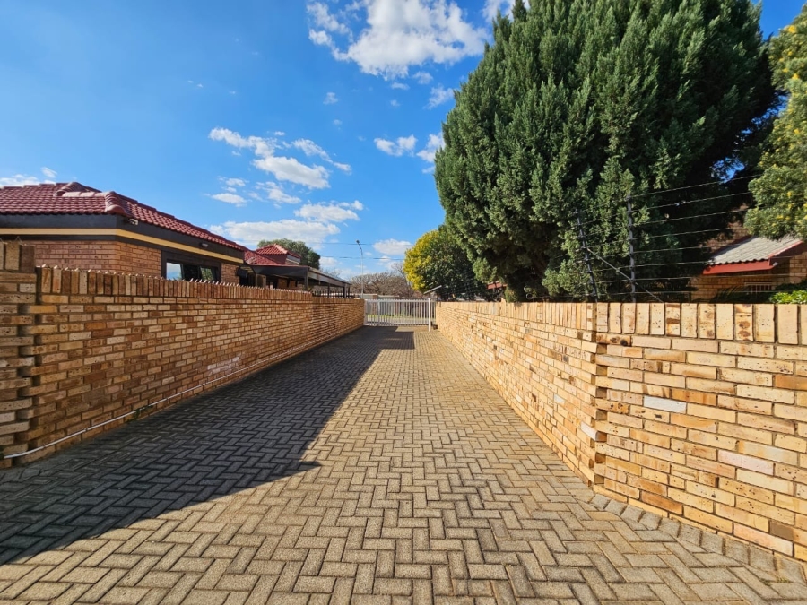 5 Bedroom Property for Sale in Kannoniers Park North West